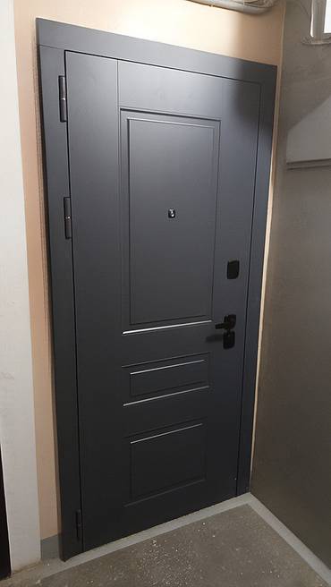 Дверь с панелью цвета антрацит