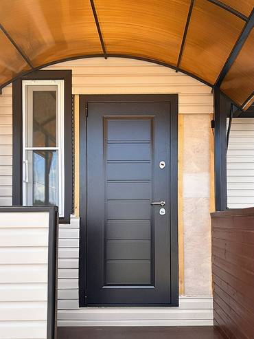 Дверь со штамповкой