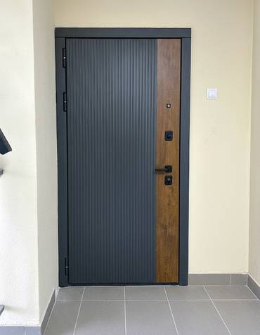 Двухцветная квартирная дверь