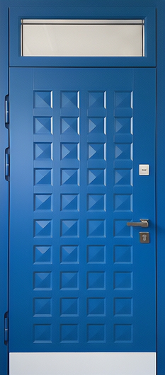 Входная термодверь с остекленной фрамугой, отбойником и синими панелями МДФ