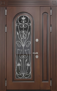 Полуторная стальная термодверь с большим стеклом, кованой решеткой и коричневыми плитами МДФ