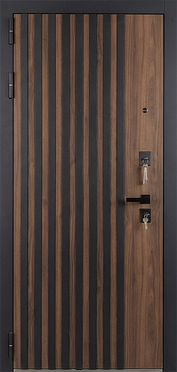 Входная дверь с отделкой МДФ и черными вертикальными рейками